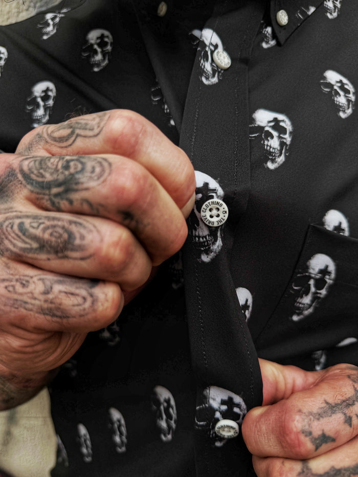 ESSENTIAL CROSS SKULL BUTTON UP
