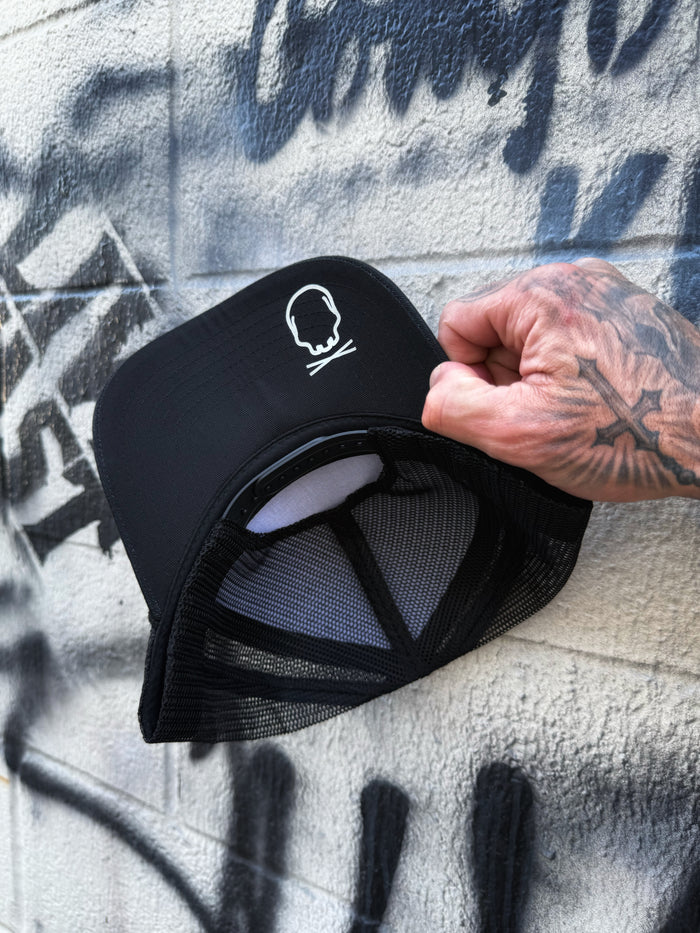 ILLUSION CURVED BILL BLACK HAT