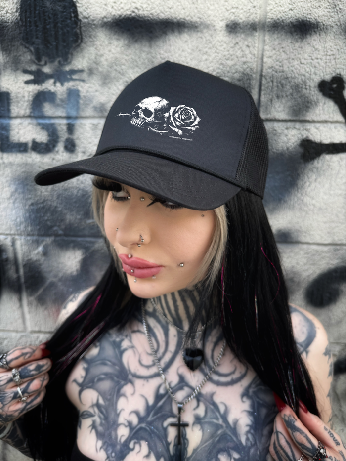 SKULL ROSE CURVED BILL BLACK HAT